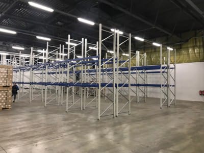 Поставка и монтаж складских стеллажных систем для размещения 603 паллет на складе компании «Каравела».5